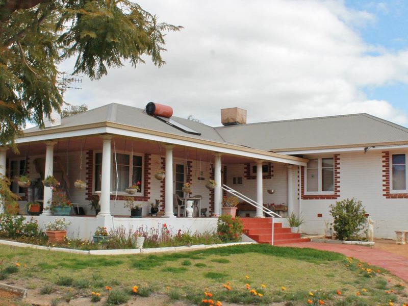 12 Suburban Road, Quairading WA 6383