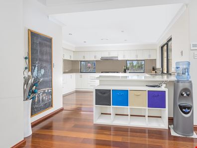 8 Lincoln Street, Deepdale WA 6532