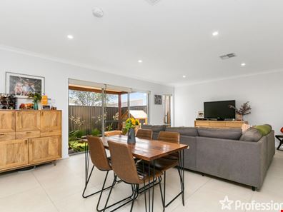 42 Minigwal Loop, Hammond Park WA 6164