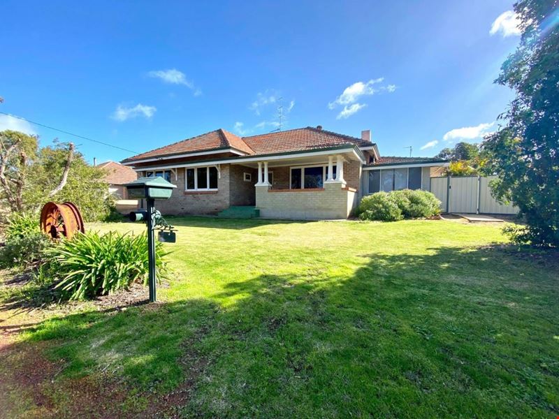17 Charlton  street, Quairading WA 6383