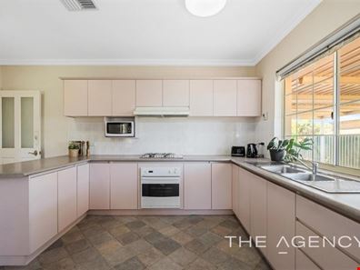 10 Stewartby Crescent, Viveash WA 6056