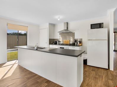 27 Lakeside Drive, College Grove WA 6230