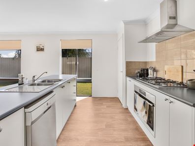 27 Lakeside Drive, College Grove WA 6230