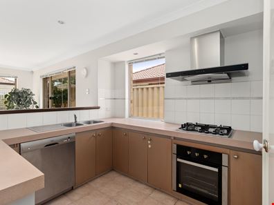 11 Holton Way, Cannington WA 6107