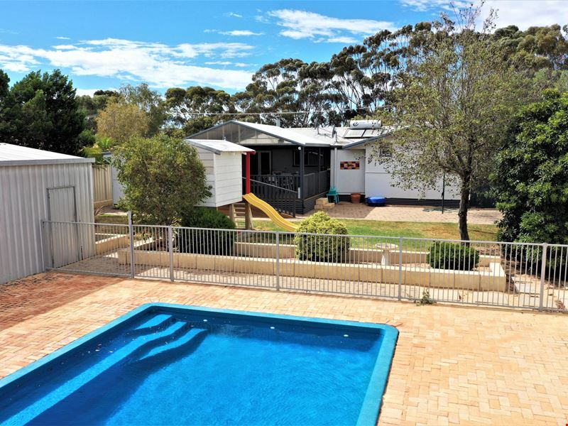2 Clark Avenue, Lake Grace WA 6353