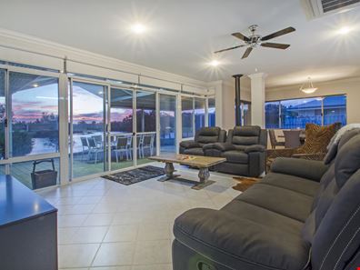 4 Gleneagles Way, Pelican Point WA 6230