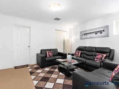 2/11 Longhurst Way, Queens Park WA 6107