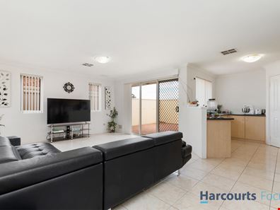 2/11 Longhurst Way, Queens Park WA 6107