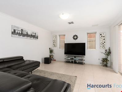 2/11 Longhurst Way, Queens Park WA 6107