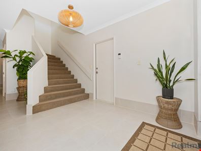 2/303 Wharf Street, Queens Park WA 6107