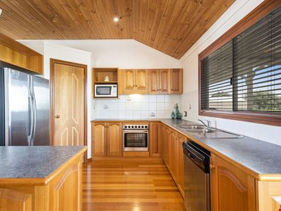 16 Lucraft Loop, Ledge Point WA 6043