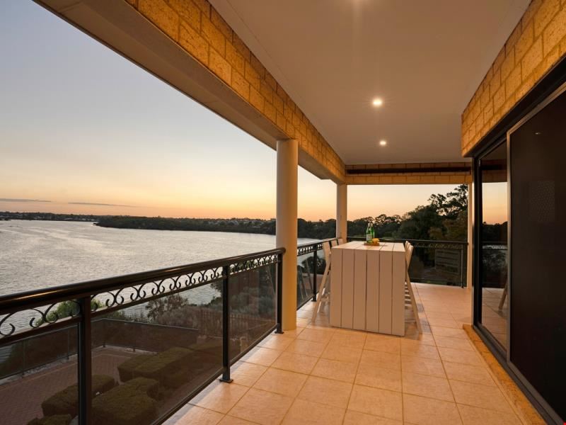 10 River Way, Salter Point WA 6152