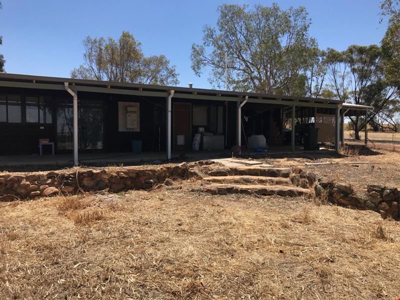 211 Hughes Road, Wongamine