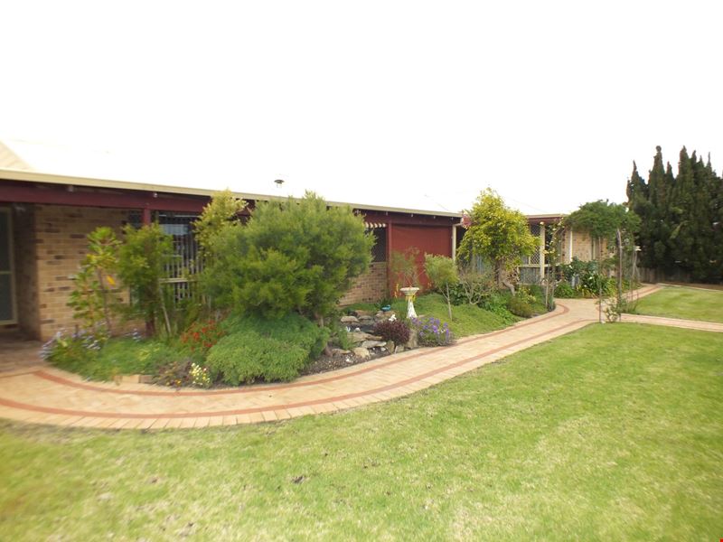 23 Granada Crescent, Orana WA 6330