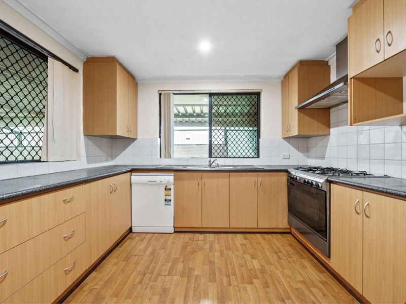 8 Carawatha Ave, Mount Nasura WA 6112