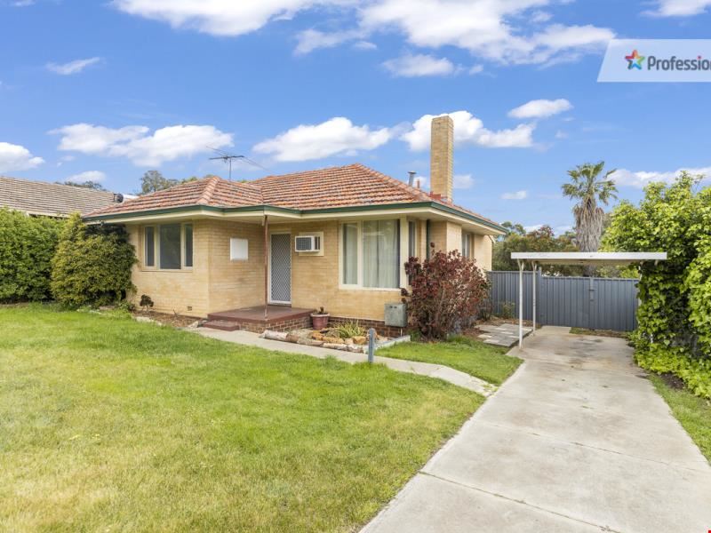 15 Clianthus Way, Koongamia WA 6056