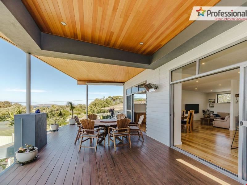 136 Bay View Drive, Little Grove WA 6330