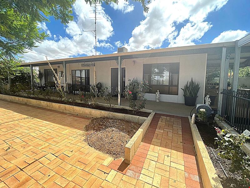15 BANKSIA CRESCENT, Wongan Hills WA 6603