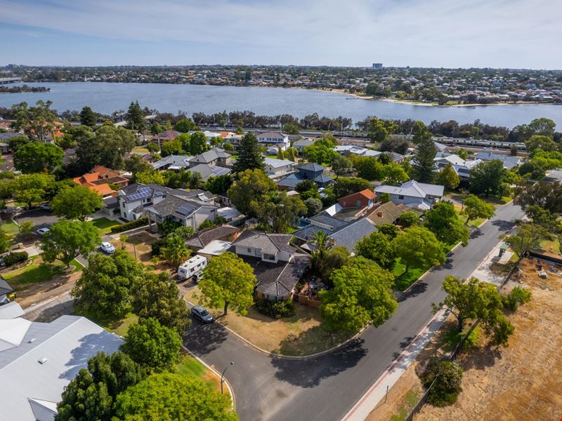 17 Roebuck Drive, Salter Point WA 6152