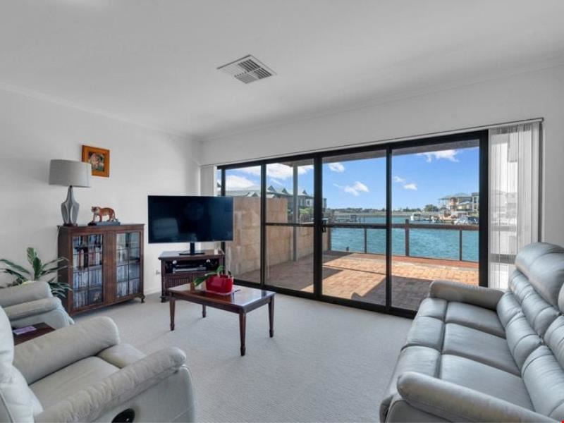 4/3 Piccolo Place, Halls Head WA 6210
