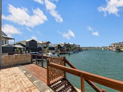 4/3 Piccolo Place, Halls Head WA 6210