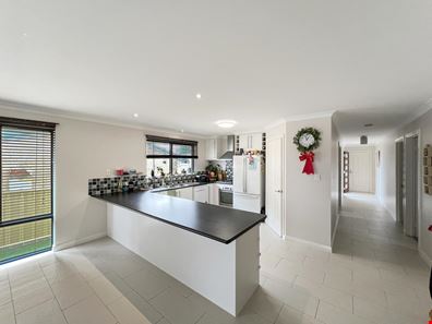 41A Katoomba Street, Orana WA 6330