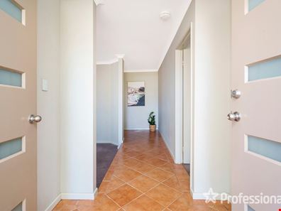 8 Narrien Loop, Hocking WA 6065