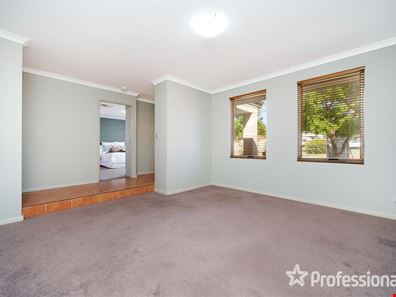 8 Narrien Loop, Hocking WA 6065