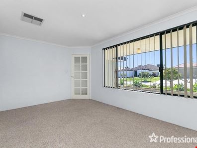 8 Sandleford Way, Hammond Park WA 6164