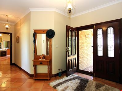 18 Hudson Place, Leschenault WA 6233