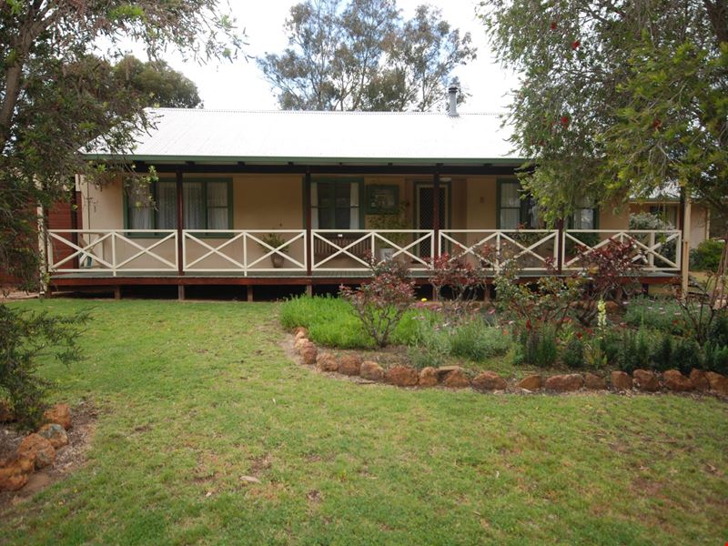 6 Hotham Street, Wandering WA 6308