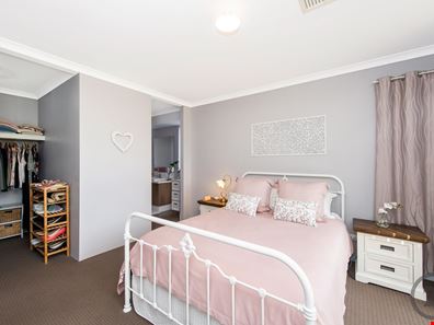 2 Bradley Street, Lakelands WA 6180