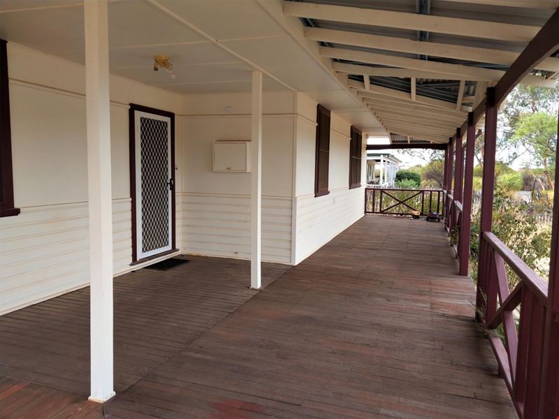 11 SMITH LOOP, Hyden