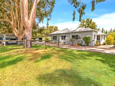 560 Railway Parade, Baskerville WA 6056