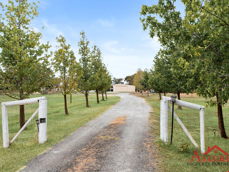 28 Country Dr, Oakford WA 6121