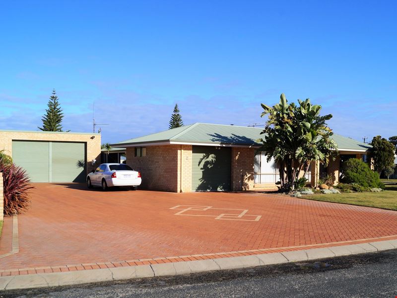 2 Craig  Way, Lancelin WA 6044
