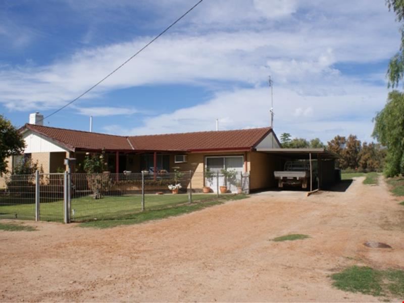 8 Hunts Road, Dongara WA 6525