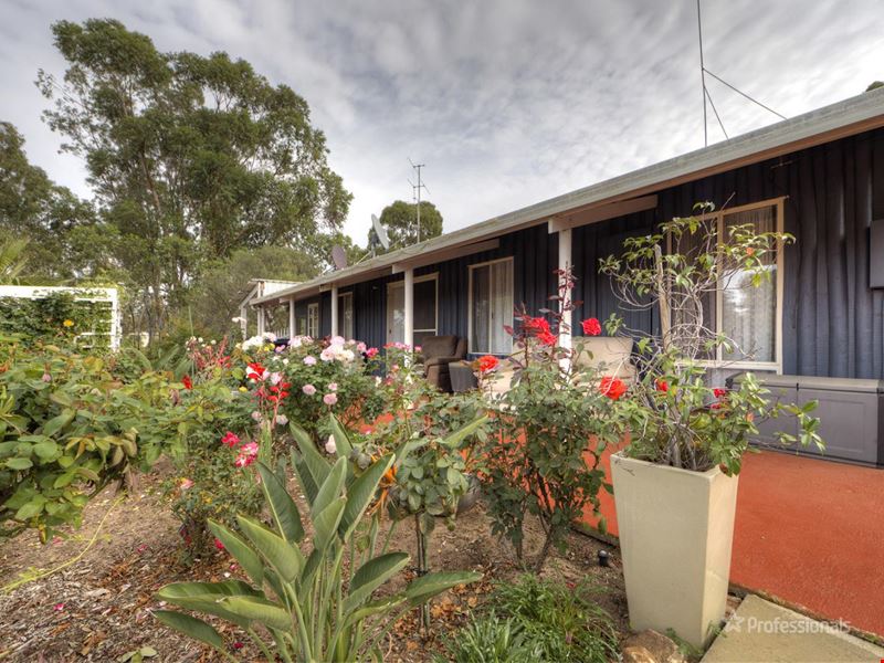 69 Clackline road, Clackline WA 6564