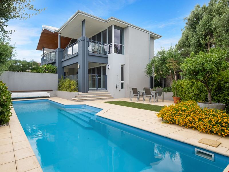 10 Margaret Street, Watermans Bay WA 6020