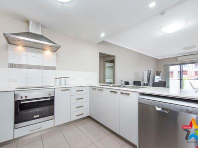 24/20 The Crescent, Midland WA 6056