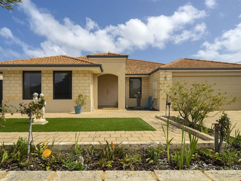 4 Hamelin Drive, Lake Coogee WA 6166