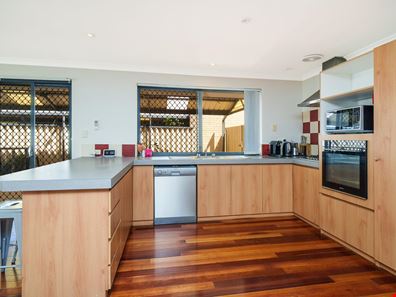 12 Narrier Close, South Guildford WA 6055