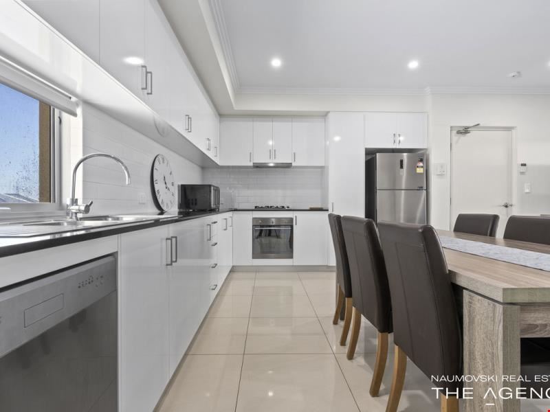 9/10 Peppering Way, Westminster WA 6061