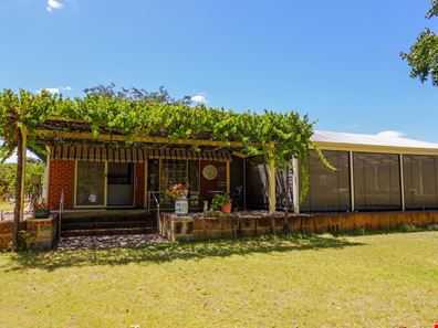 233 Foxton Drive, Oakford WA 6121