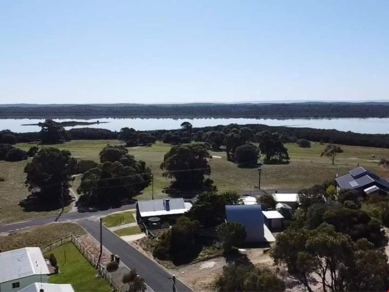 11 Chalet Vale, Preston Beach WA 6215