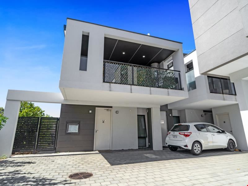 7/4 Endeavour Road, Morley WA 6062