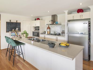 10 Mistral Bend, Yalyalup WA 6280