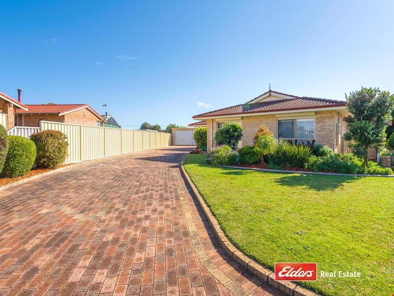 22 Granada Crescent, Orana WA 6330