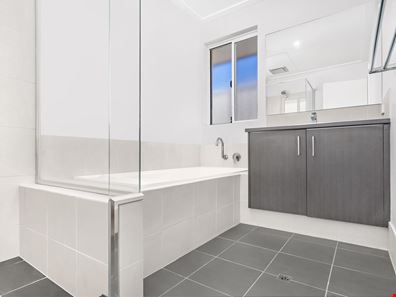 4 Beachcomber Hill, Glenfield WA 6532