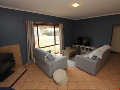 15 Omega Street, Southern Cross WA 6426